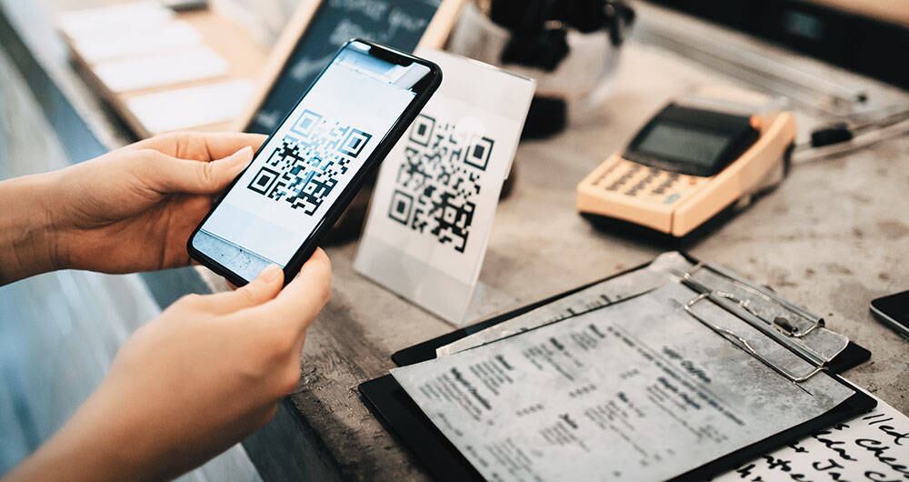 El QR se ha vuelto indispensable en aeropuertos, tiendas, restaurantes, supermercados y negocios. Con solo escanear este código hay acceso a mucha más información o a formas de pago. 