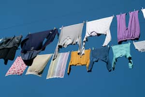 Con el lavado en seco no se mojan las prendas con agua.