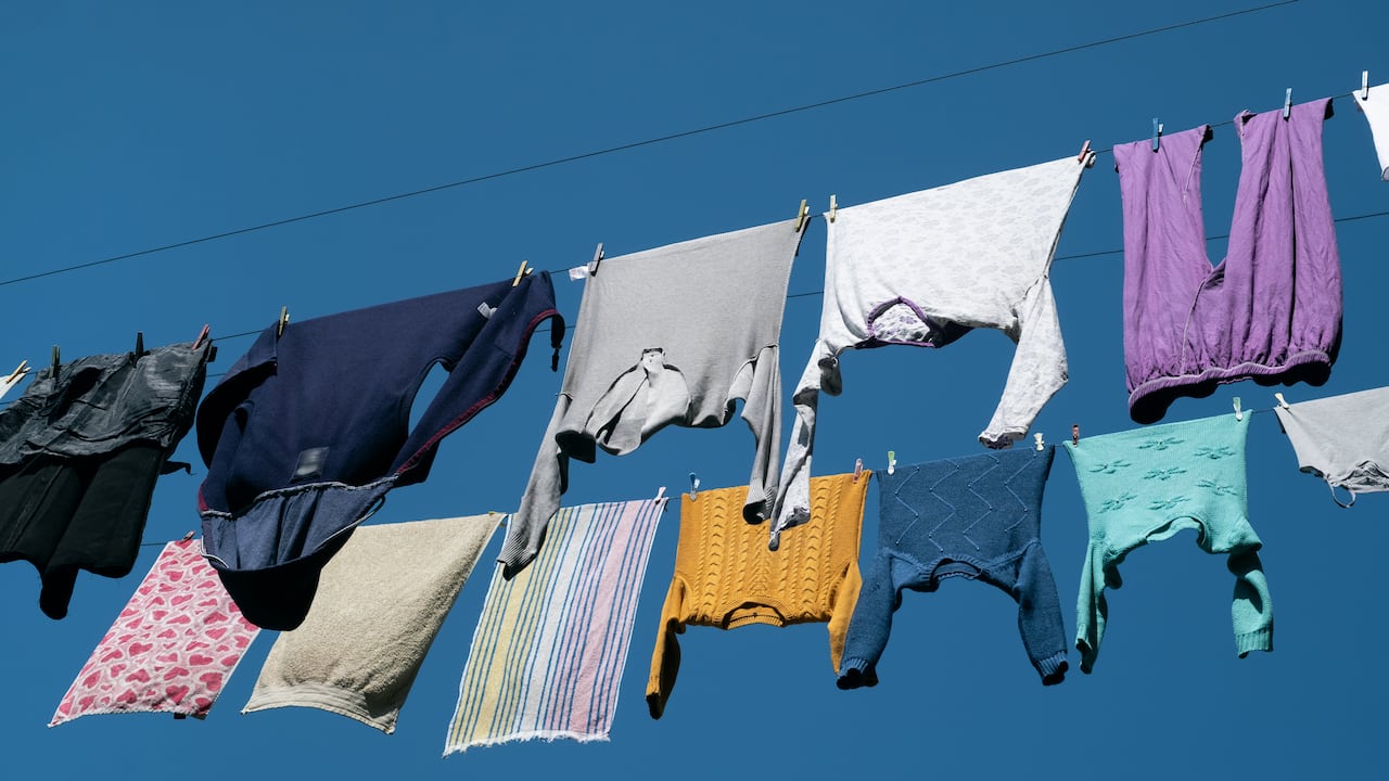 Con el lavado en seco no se mojan las prendas con agua.