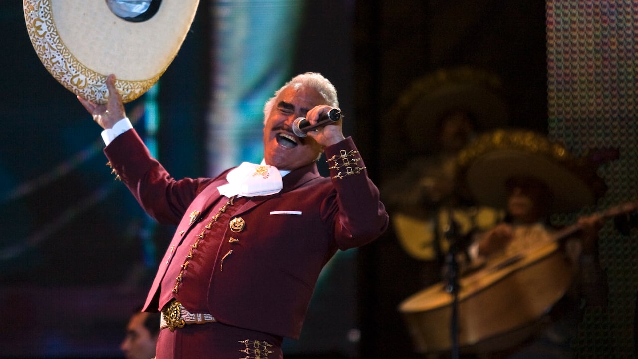 En esta fotografía del 14 de febrero de 2009, el cantante Vicente Fernández se encontraba en un concierto gratuito por el Día de San Valentín en el Zócalo de la Ciudad de México.