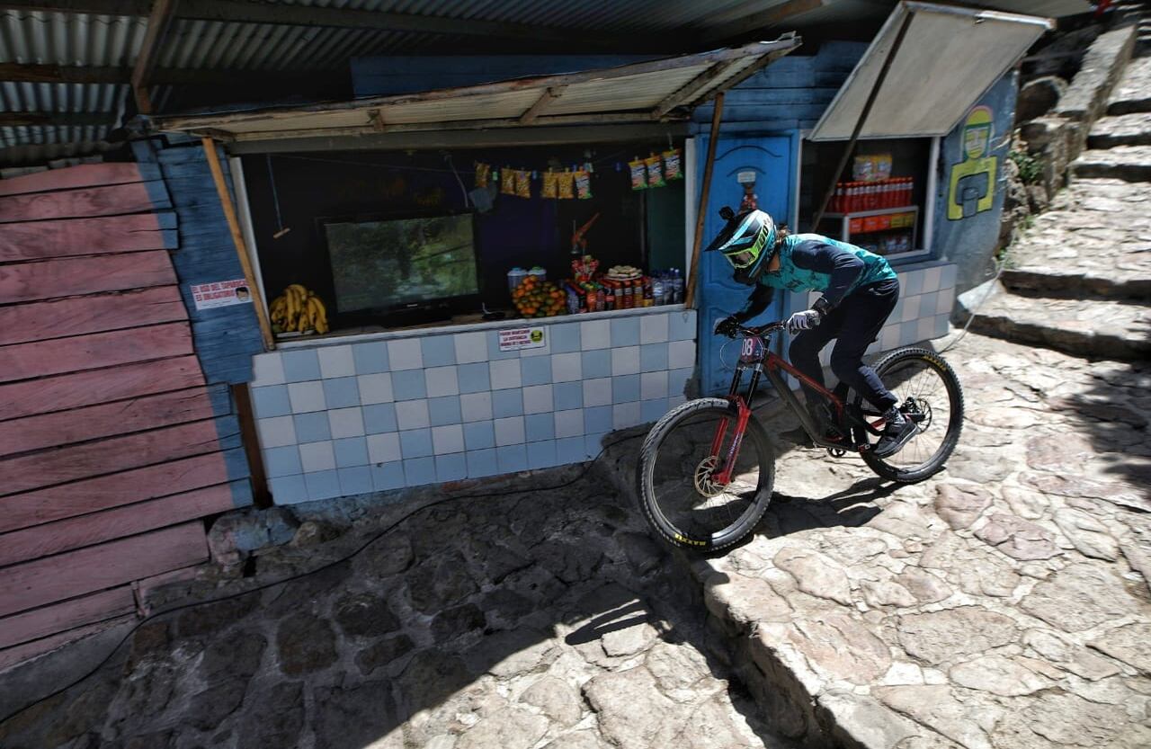 Red Bull Monserrate Cerro Abajo, la carrera de downhill urbano más larga del mundo culminó con éxito