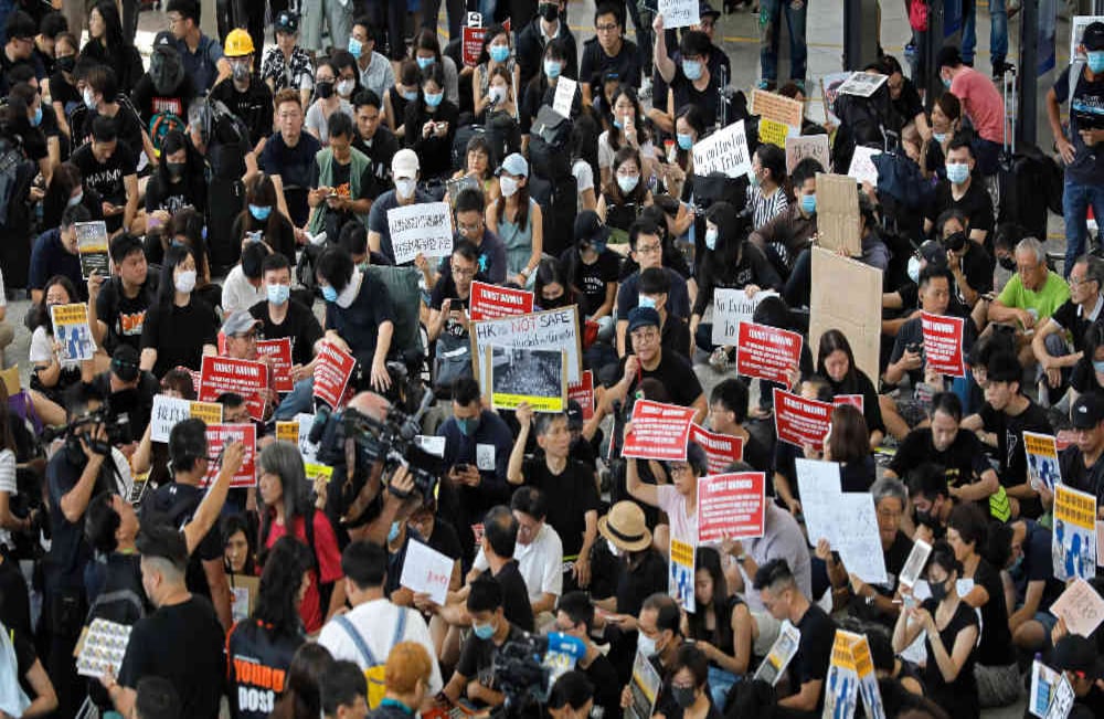 Los protestantes se reunieron en el Aeropuerto Internacional de Hong Kong este viernes. Foto: AP  