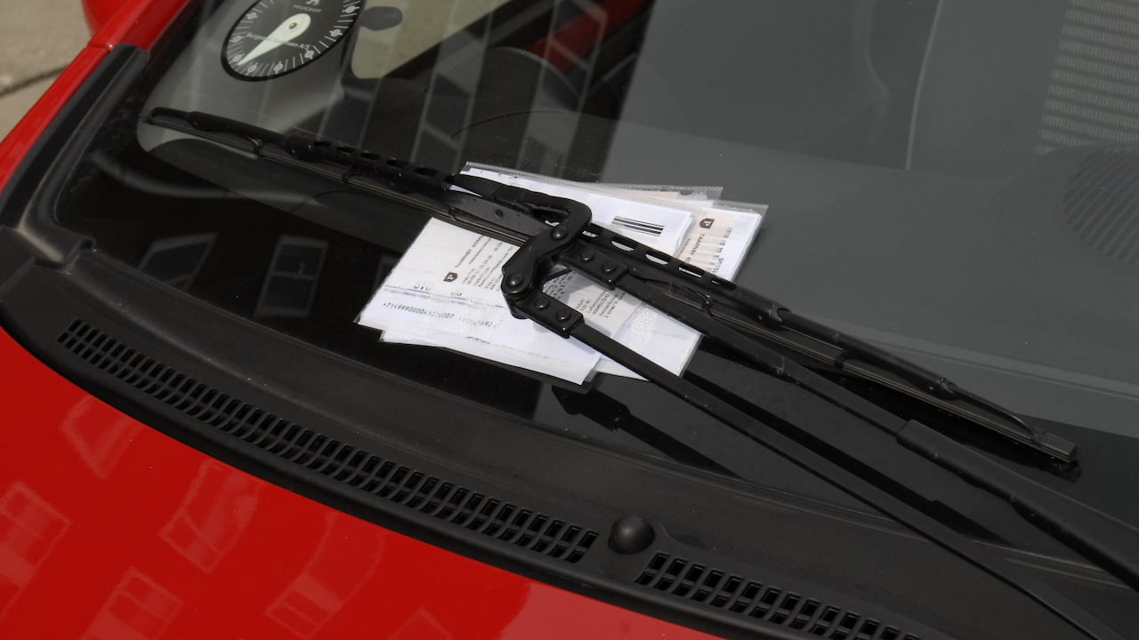 Los delincuentes dejan un papel en el vidrio delantero o trasero, obligando al conductor a intentar retirarlo.