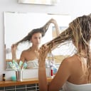 El cabello debe lavarse dependiendo de su condición, si es graso o seco.