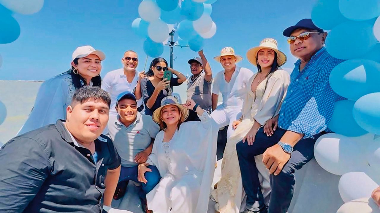 La senadora Martha Peralta fue captada junto a Germán ‘el Manchi’ Mejía, un poderoso político de La Guajira, también señalado en el escándalo de la UNGRD. En la foto también están el alcalde de Uribia, Jaime Luis Buitrago; la alcaldesa de Albania, Nera Robles; y la diputada Yasmira Lindao.