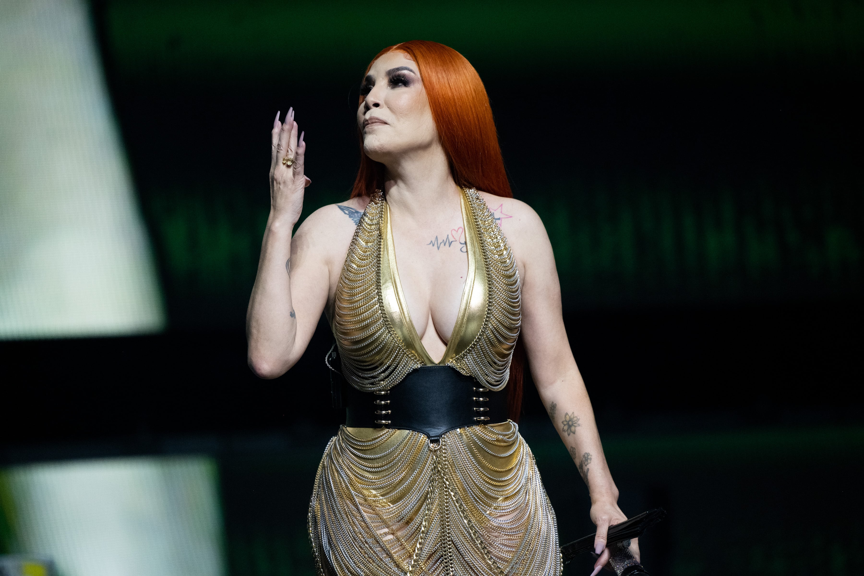 Ivy Queen en medio de una presentación musical.