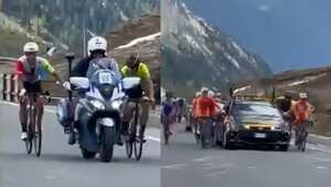 Momento exacto donde los ciclistas son ayudados por vehiculos y motos. Captura de pantalla del video de @triviumcolombia