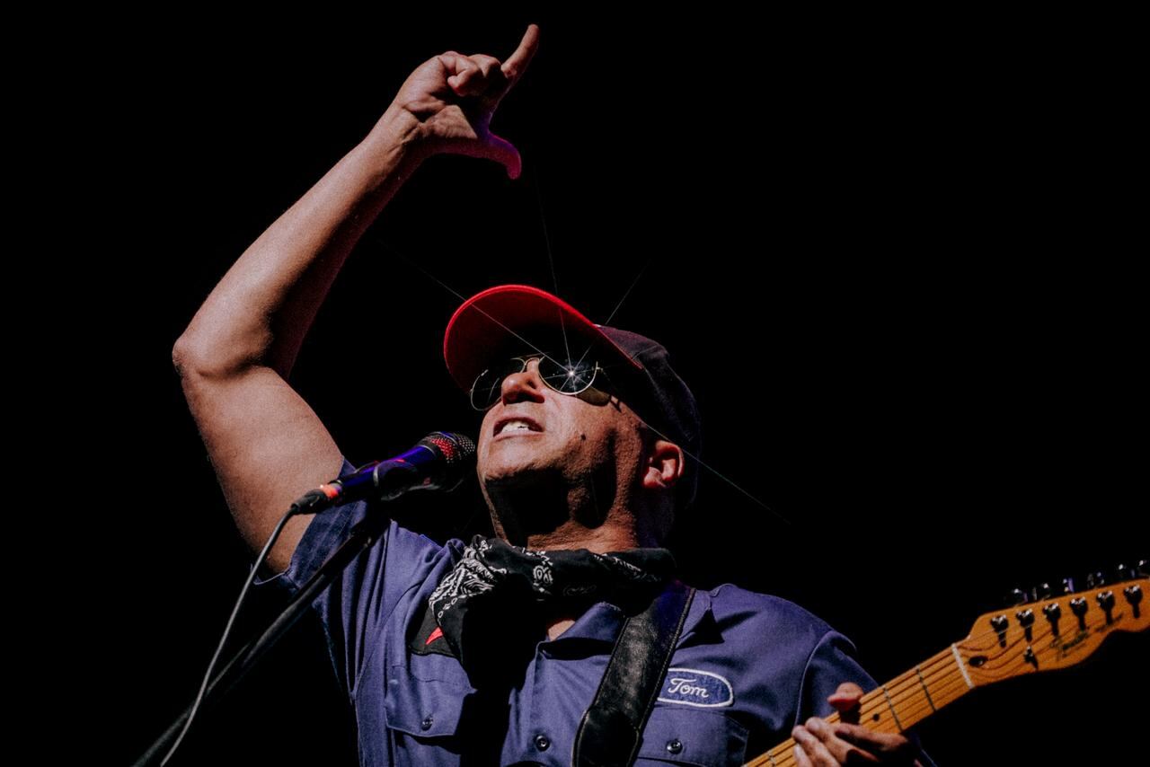 Tom Morello y su Freedom Fighter Orchestra en el Teatro JEG, el 19 de marzo en Bogotá.
