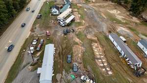 Casas y vehículos que resultaron dañados por una inundación repentina causada por el huracán Helene yacen al costado de una carretera cerca del río Swannanoa,, Carolina del Norte.el martes 1 de octubre de 2024