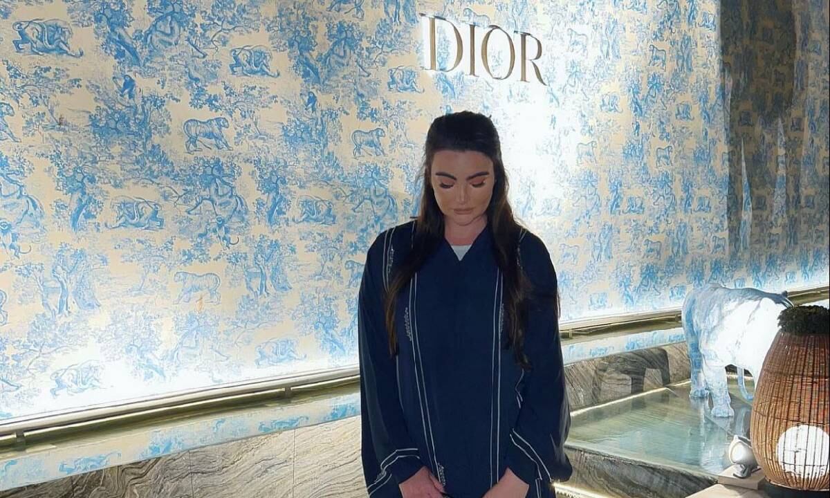 La mujer lleva una vida de lujos visitando las tiendas más lujosas de Dubai.