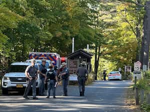 ARCHIVO - Agentes de la policía impiden el paso al Parque Estatal del Lago Moreau mientras continúa la búsqueda por Charlotte Sena, una niña desaparecida de 9 años de edad, el lunes 2 de octubre de 2023, en Nueva York. (AP Foto/Michael Hill, Archivo)
