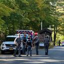 ARCHIVO - Agentes de la policía impiden el paso al Parque Estatal del Lago Moreau mientras continúa la búsqueda por Charlotte Sena, una niña desaparecida de 9 años de edad, el lunes 2 de octubre de 2023, en Nueva York. (AP Foto/Michael Hill, Archivo)