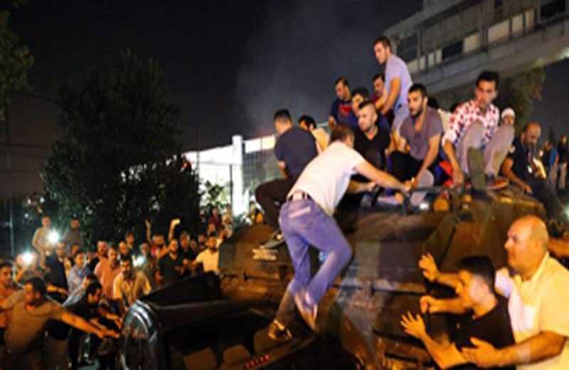 Personas ocupan un tanque en Estambul. Foto: EFE