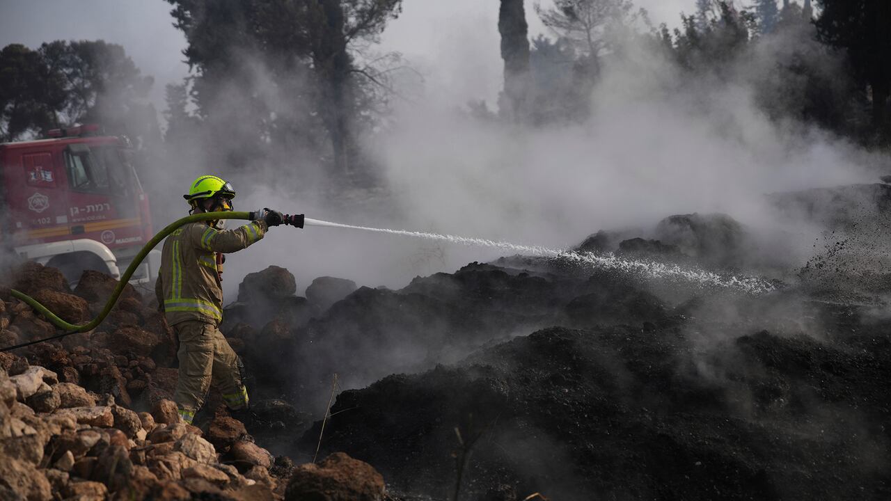 Un bombero combate un incendio forestal cerca de Latrun, Israel, en las afueras de Jerusalén. Jueves 1 de mayo de 2025.