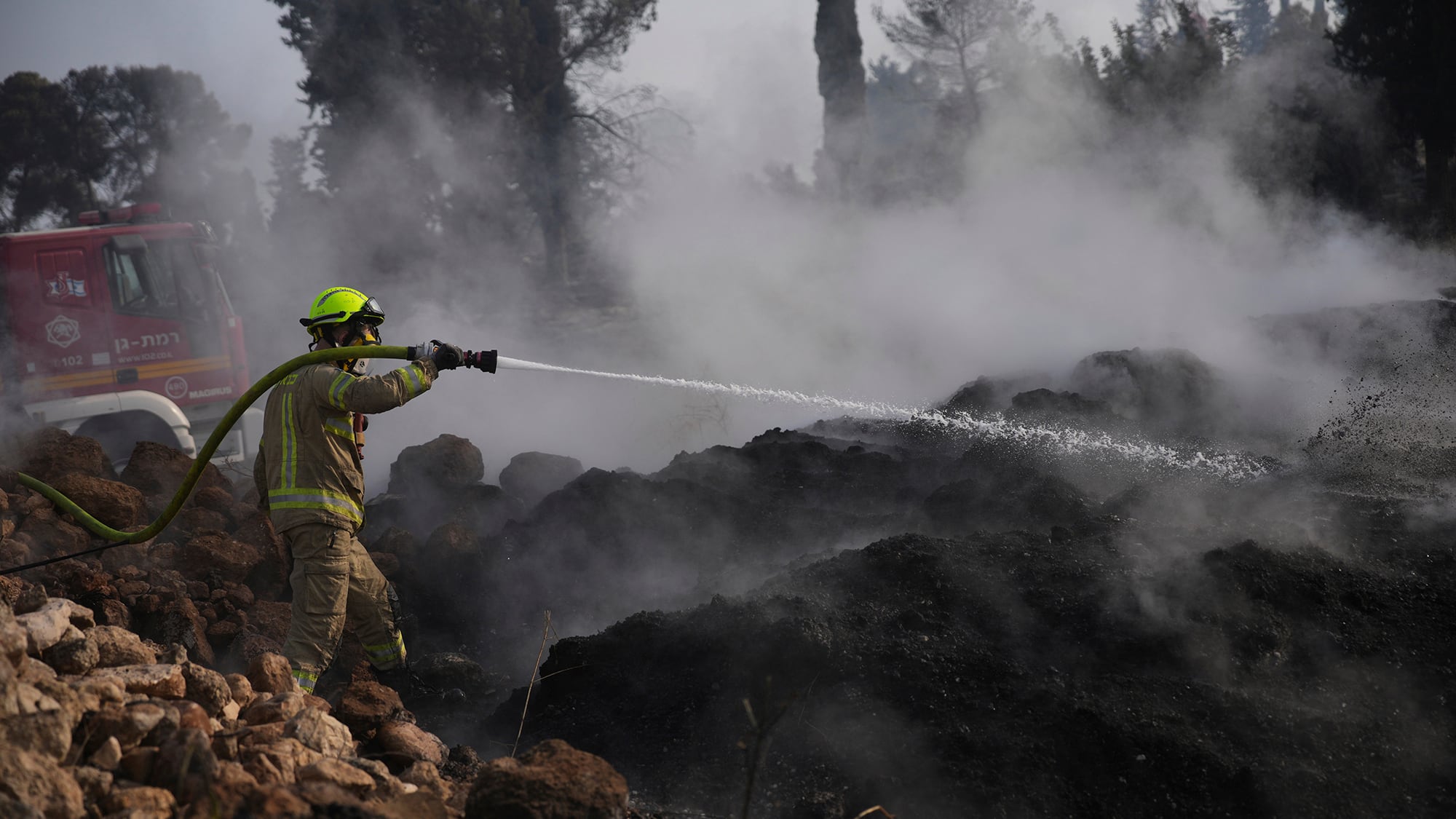 Un bombero combate un incendio forestal cerca de Latrun, Israel, en las afueras de Jerusalén. Jueves 1 de mayo de 2025.