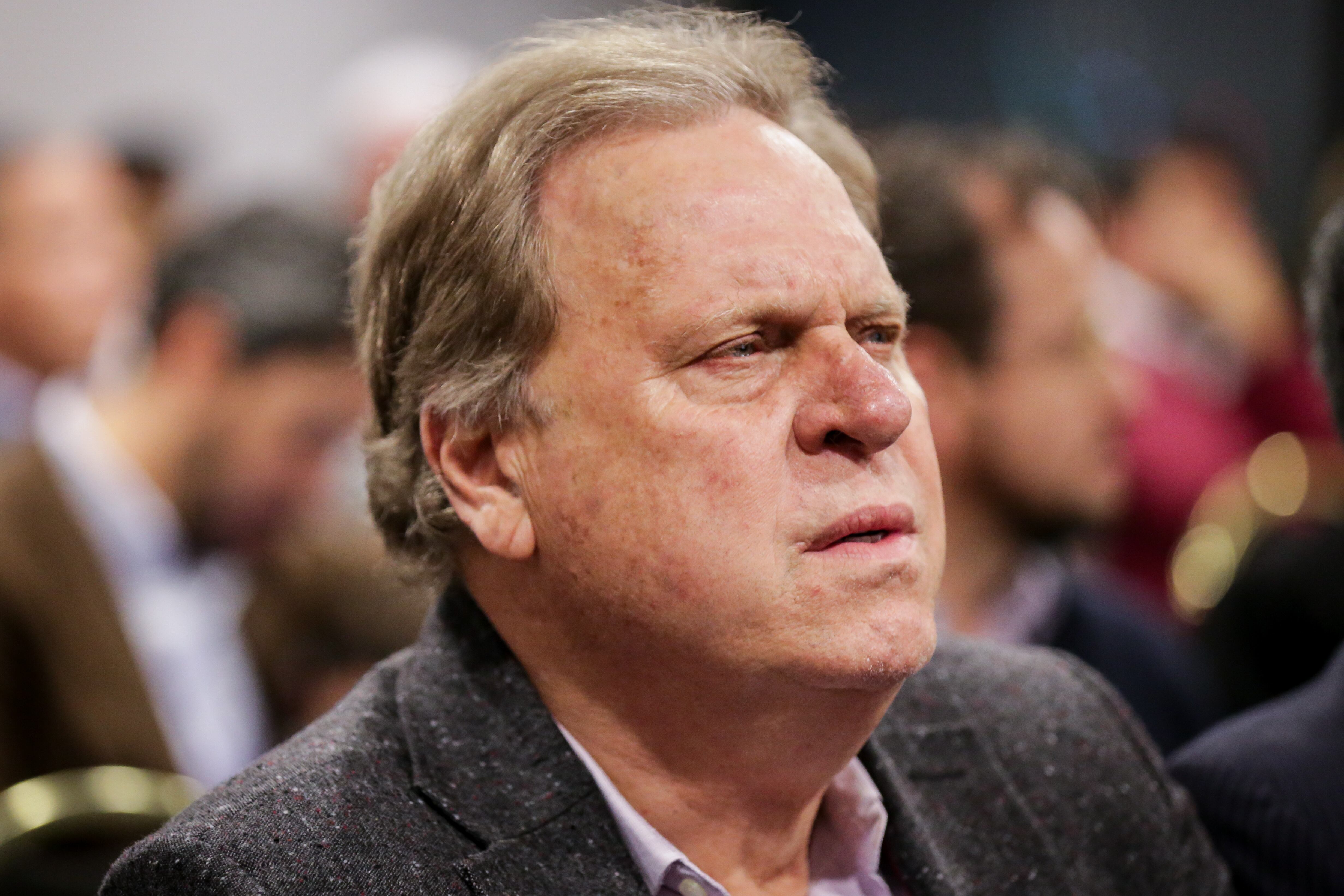 Bogotá. Febrero 26 de 2024. En el salón Buenos Aires del club el Nogal, el periodista deportivo, Carlos Antonio Vélez, junto a su hijo y director de la radio FM, Luis Carlos Vélez, realizan el conservatorio de su libro “Palabras Mayores” en medio del marco del lanzamiento de su segunda edición.(Colprensa - Mariano Vimos)