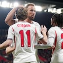 Harry Kane celebra con sus compañeros de Inglaterra