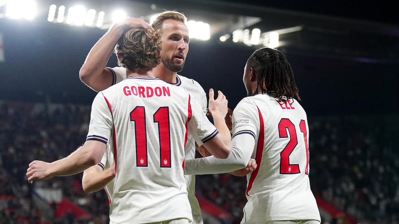 Harry Kane celebra con sus compañeros de Inglaterra.