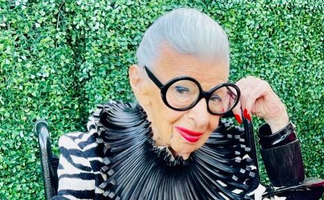 Muere Iris Apfel a los 102 años