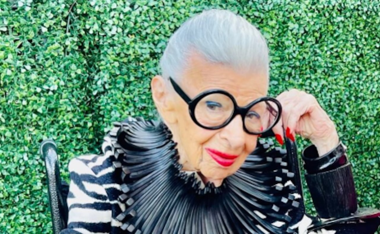 Muere Iris Apfel a los 102 años