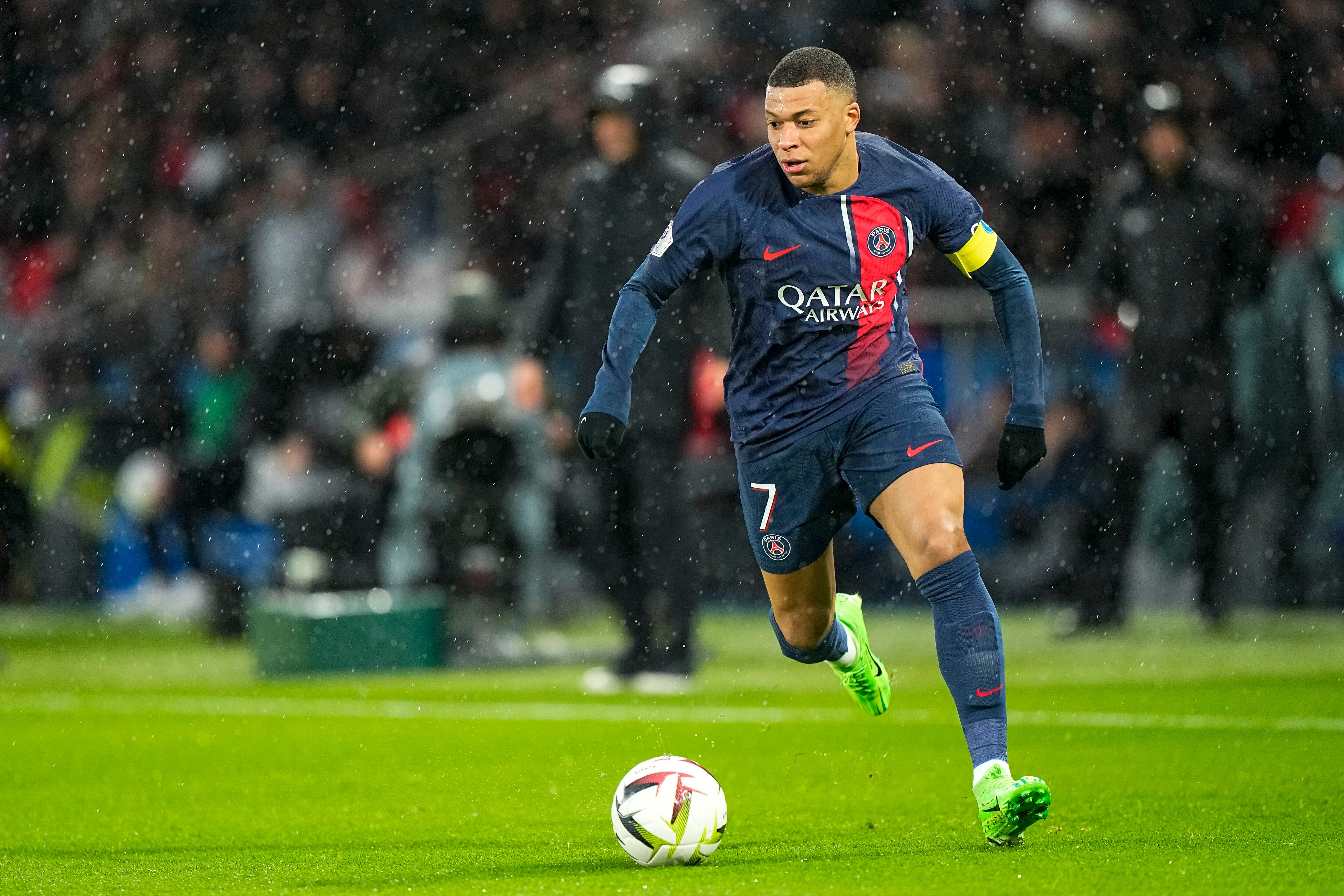 Kylian Mbappé del PSG controla el balón durante el partido de fútbol de la Liga Francesa Uno entre Paris Saint-Germain y Rennes, en el estadio Parc des Princes de París, Francia, el domingo 25 de febrero de 2024. (Foto AP/Michel Euler)