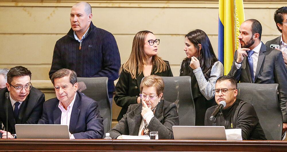    Los ministros del Trabajo y del Interior, Gloria Inés Ramírez y Juan Fernando Cristo, lideraron la discusión de la reforma laboral en la Cámara, en medio de críticas de la oposición.
