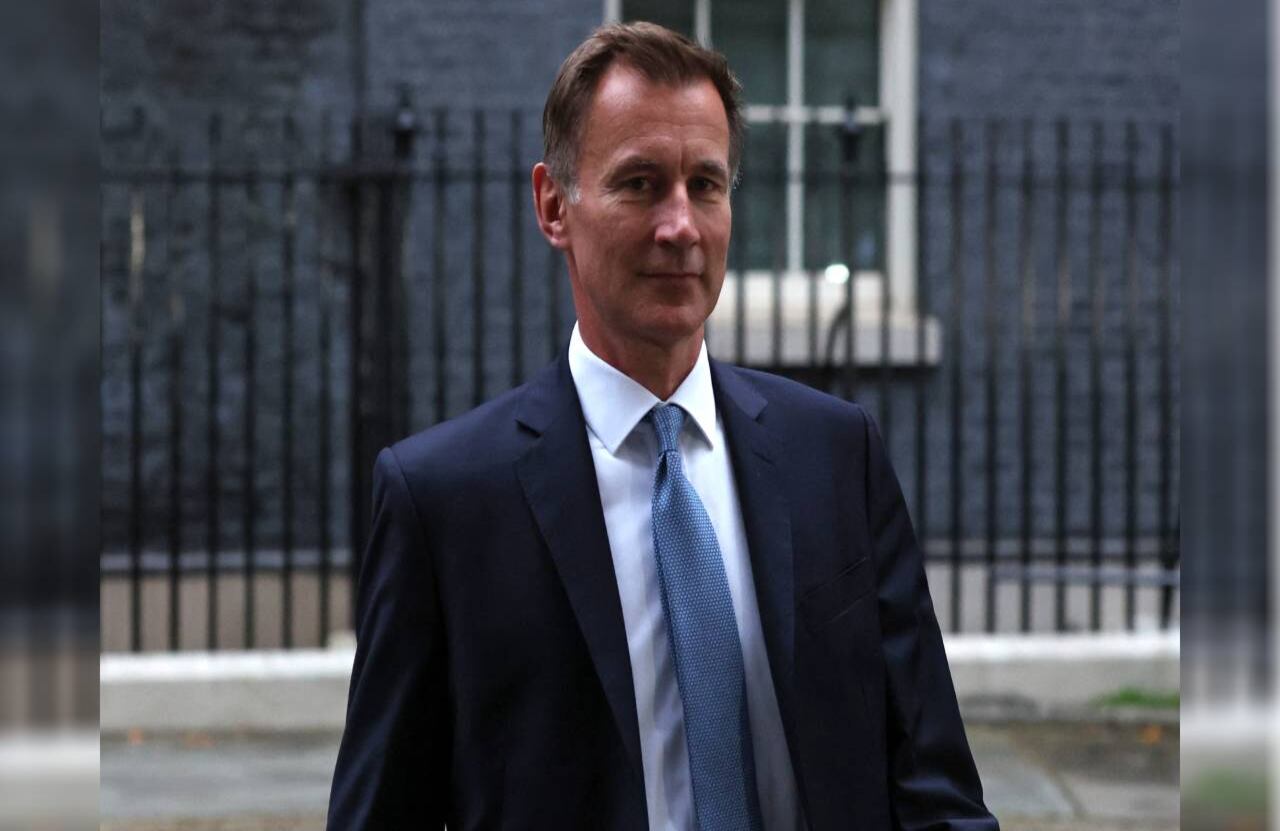 Jeremy Hunt anunció que revertirá casi todas las medidas financieras de su antecesor.