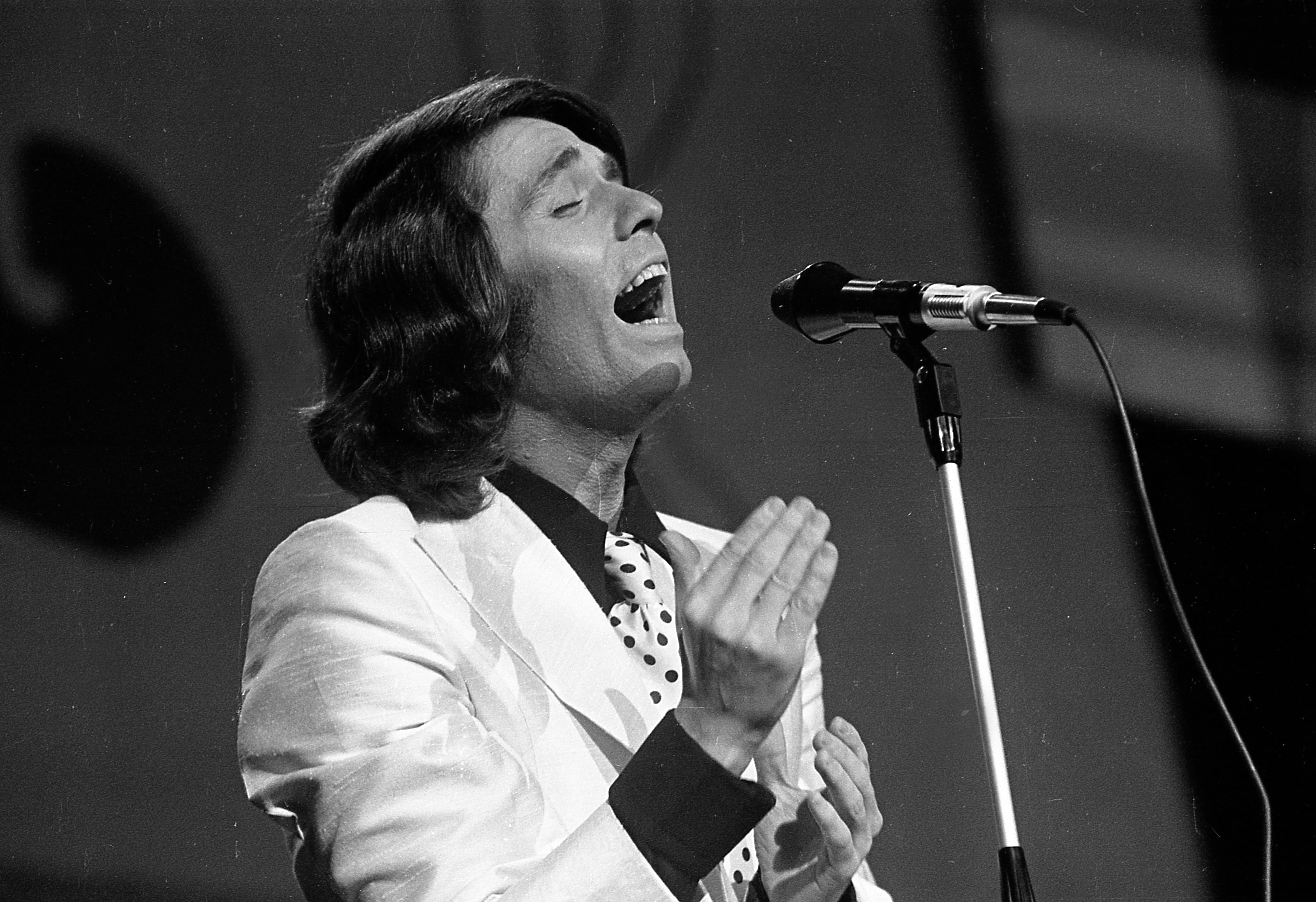 Raphael (nacido Miguel Rafael Martos Sánchez) en un escenario de Buenos Aires, Argentina, en 1970. Foto: Eduardo Comesaña/Editorial Abril/Getty Images