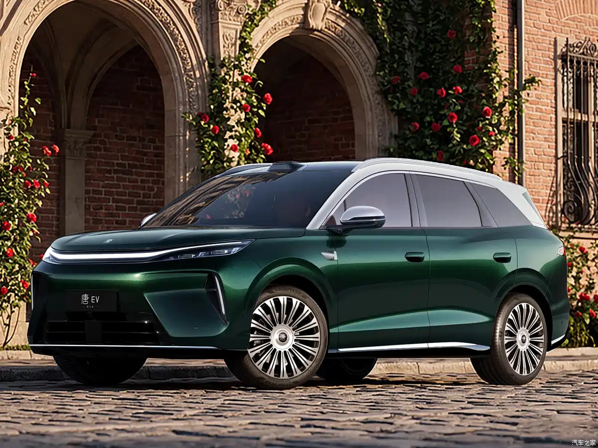 El fabricante chino prepara el Tang EV con una tecnología de carga rápida que, según los datos anunciados, permitiría recuperar del 10 al 70 % de la batería en aproximadamente cinco minutos.