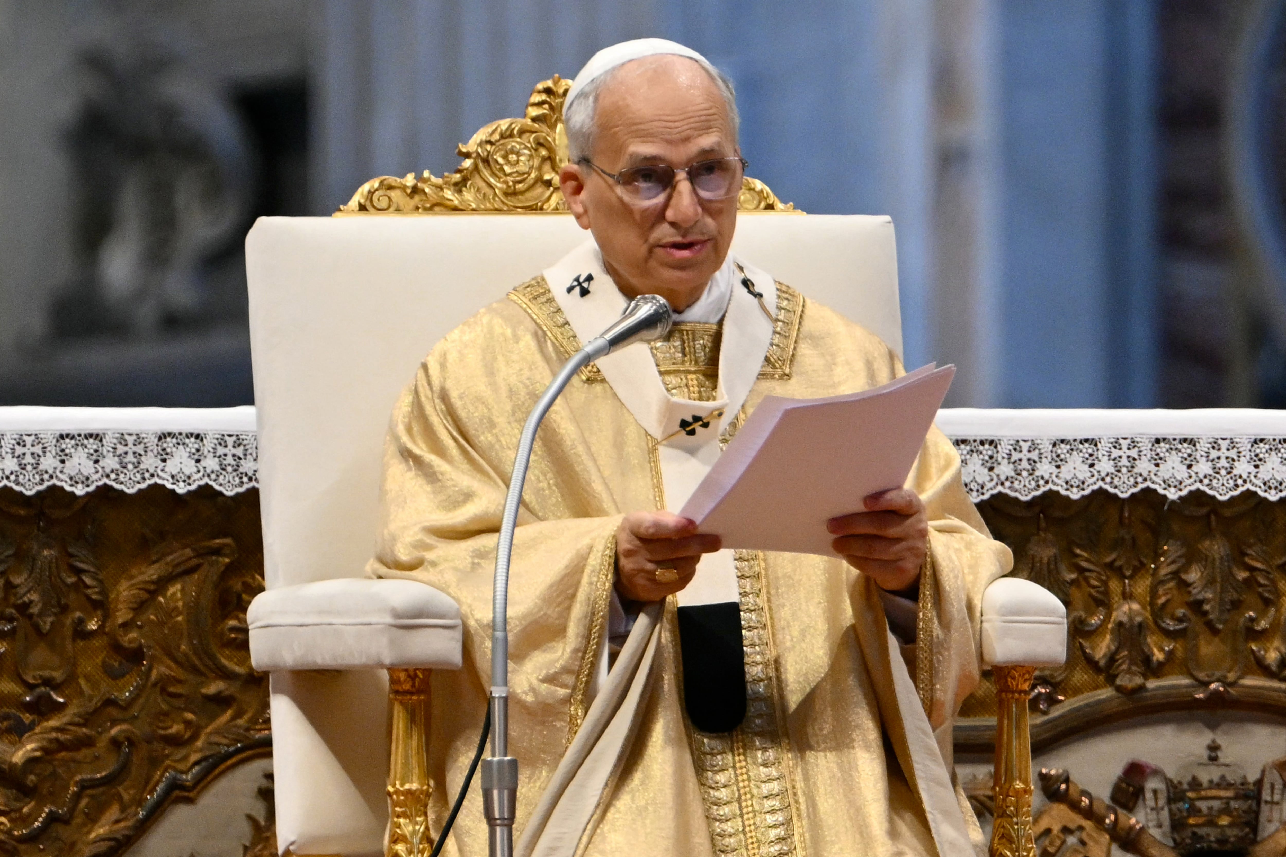 arias personas han lanzado duras críticas contra el esquema de seguridad del Vaticano por no haber reaccionado de manera eficaz para evitar que el objeto hubiera caído sobre la cabeza del papa León XIV.