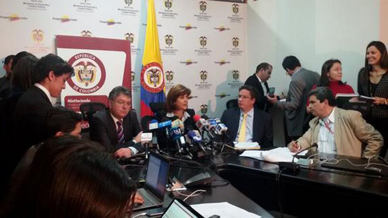 María Ángela Holguín durante la rueda de prensa, junto al ministro de hacienda Maurici Cárdenas.