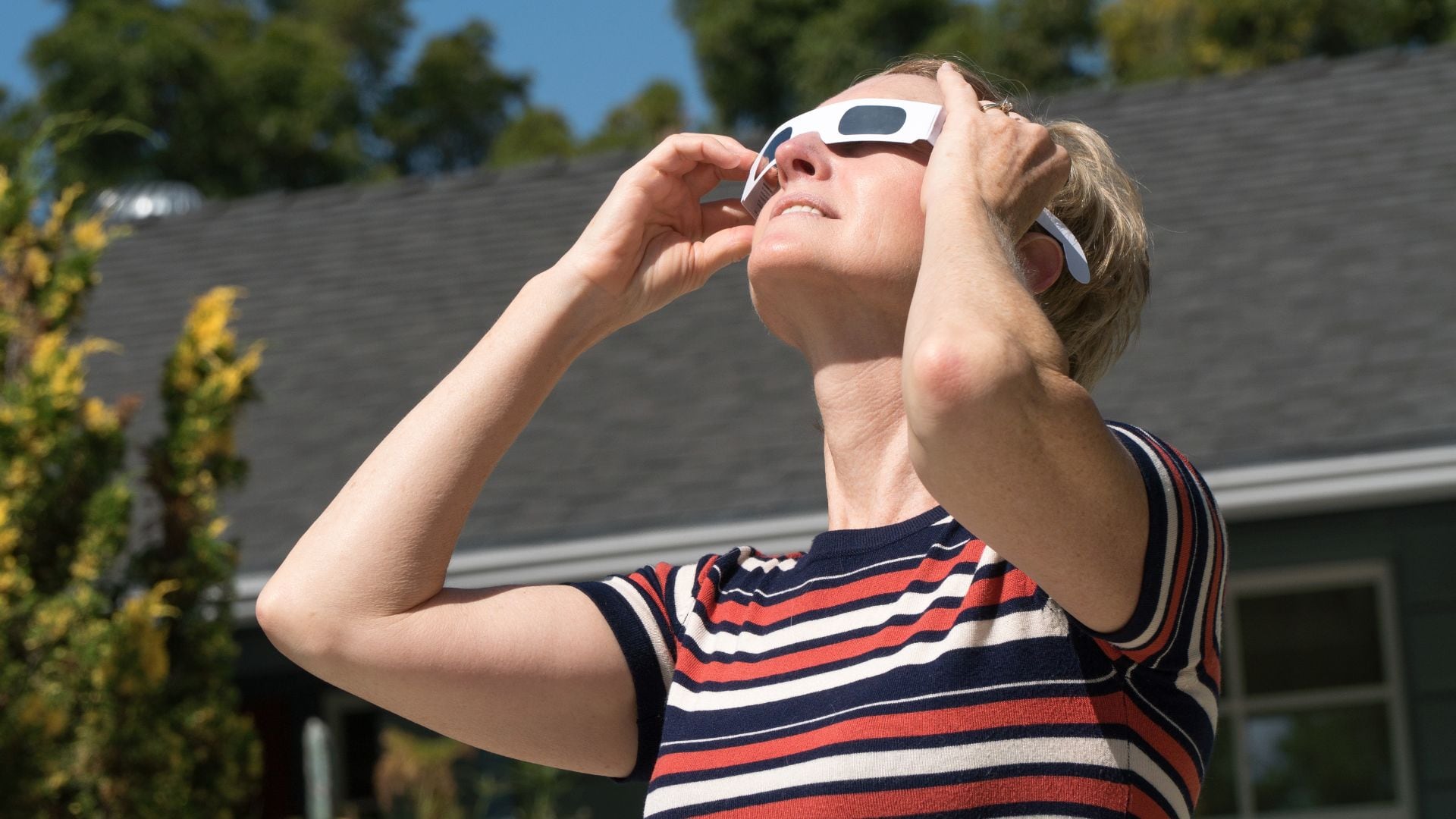 Se debe usar un filtro solar especializado para evitar daños en la visión.