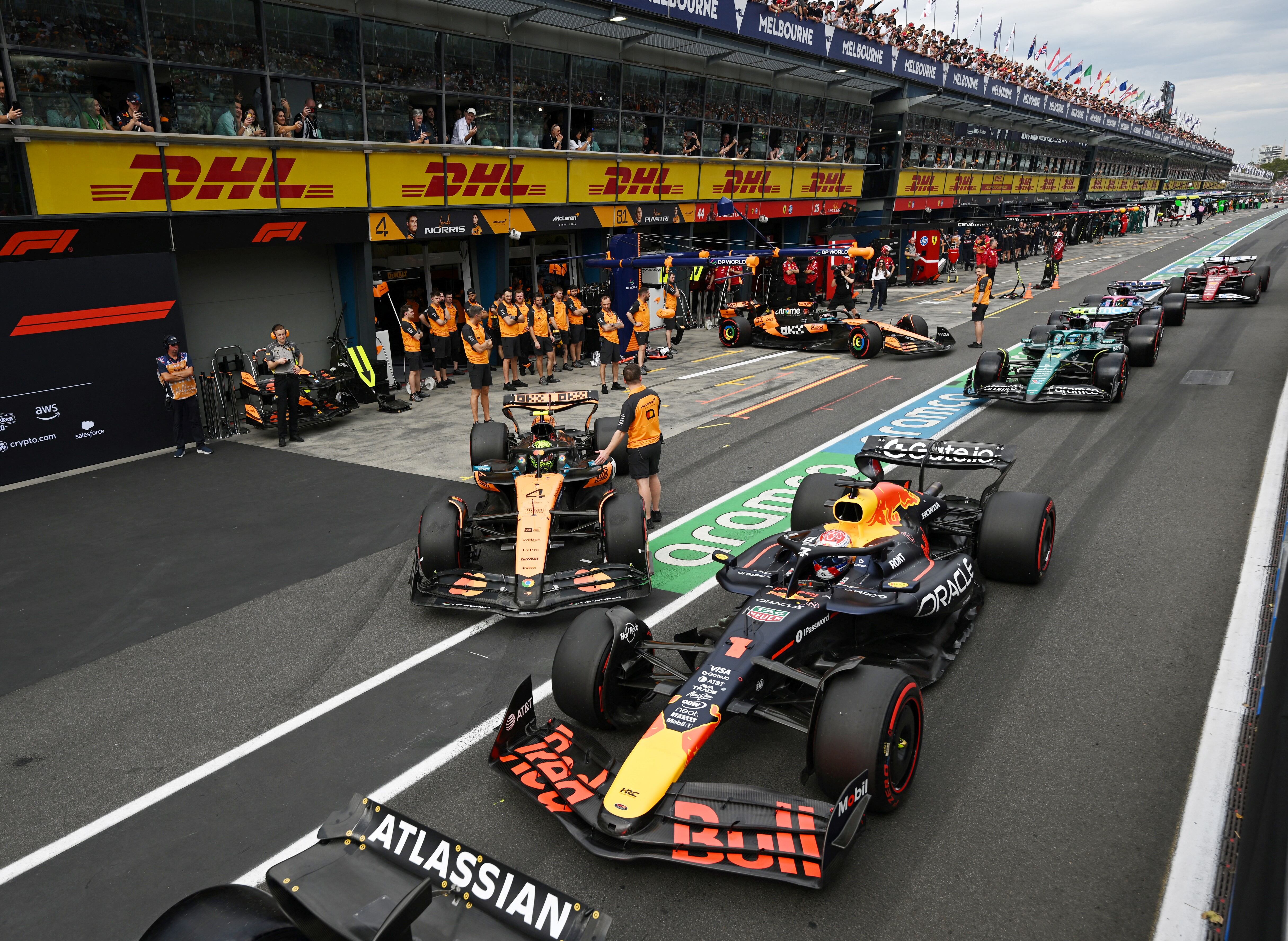 Max Verstappen de Red Bull Racing y Lando Norris de McLaren, salen de los pits para realizar la clasificación.