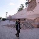 Un hombre pasa junto a un tramo dañado de la muralla de la histórica Medina de Marrakech tras un potente sismo registrado en Marruecos, el 9 de septiembre de 2023. (AP Foto/Mosa'ab Elshamy)