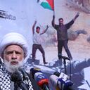 El subjefe del grupo militante chiíta libanés Hezbolá, jeque Naim Qassem, pronuncia un discurso durante una manifestación en Beirut el 13 de octubre de 2023, mientras miles de manifestantes salían a las calles de varias capitales de Oriente Medio en apoyo de los palestinos en medio de los ataques aéreos israelíes contra Gaza en represalia por un ataque sorpresa de Hamás.