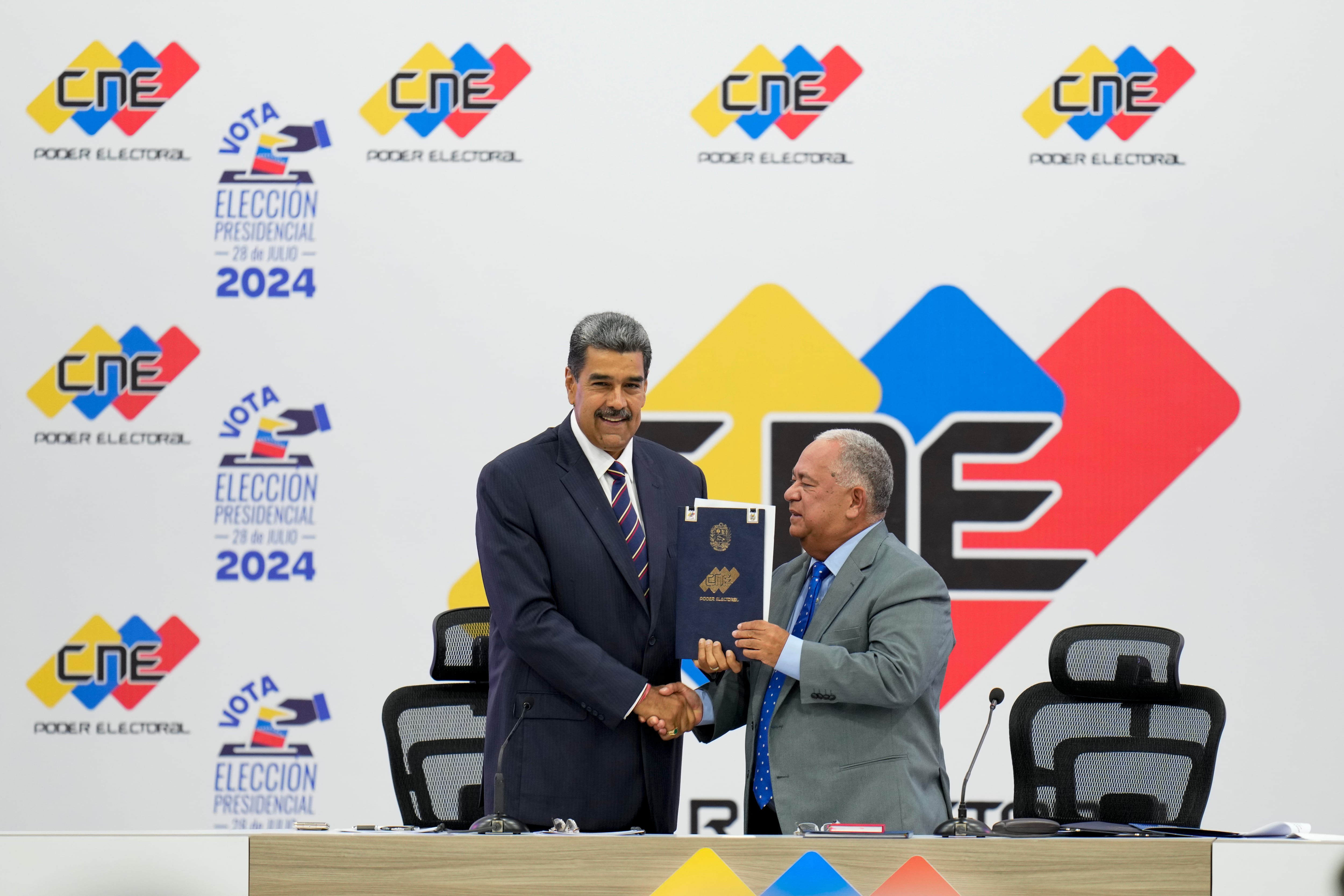 El presidente venezolano Nicolás Maduro, a la izquierda, recibe la certificación del presidente del Consejo Nacional Electoral (CNE), Elvis Amoroso, de que ganó las elecciones presidenciales en Caracas, Venezuela, el lunes 29 de julio de 2024. (AP Foto/Matías Delacroix)