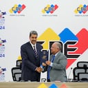El presidente venezolano Nicolás Maduro, a la izquierda, recibe la certificación del presidente del Consejo Nacional Electoral (CNE), Elvis Amoroso, de que ganó las elecciones presidenciales en Caracas, Venezuela, el lunes 29 de julio de 2024. (AP Foto/Matías Delacroix)