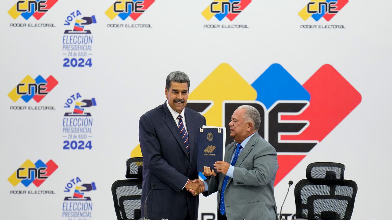 Nicolás Maduro recibe la certificación del presidente del CNE, Elvis Amoroso