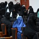 Estudiantes con velo sostienen banderas de los talibanes mientras escuchan a un orador antes de una manifestación a favor de los talibanes en la Universidad de Educación Shaheed Rabbani en Kabul el 11 de septiembre de 2021 (Foto de Aamir QURESHI / AFP).