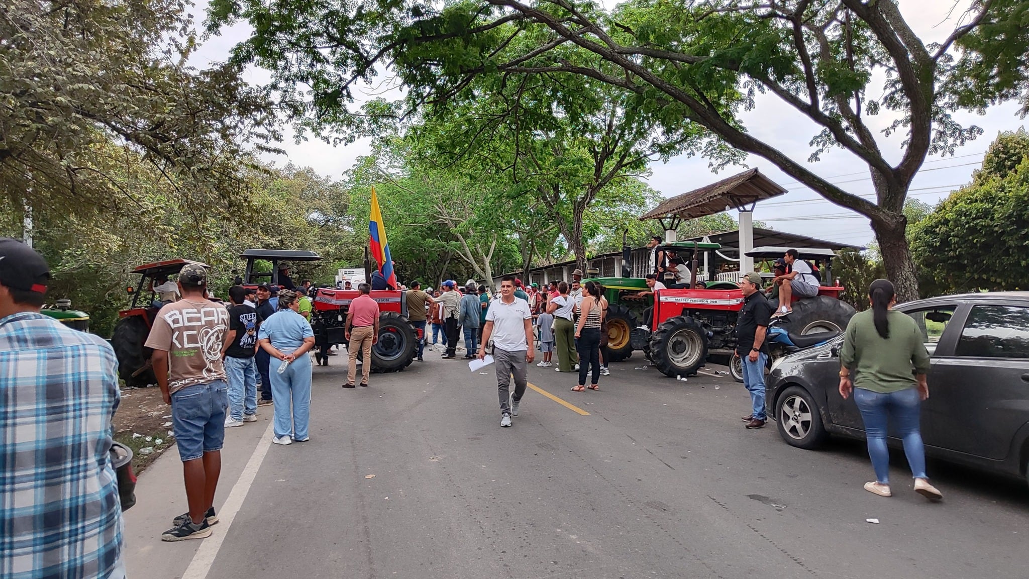 “Inicialmente, dimos una alerta al Gobierno sobre la difícil situación que vivimos en todo el país. La gente ya no aguanta más; estamos en una situación muy crítica y, por eso, le estamos pidiendo que, además de las mesas que se están llevando a cabo, que son muy importantes, se tomen acciones inmediatas. Básicamente, que se acuerde con la industria para que el precio se reactive”,  expresaron los representantes del gremio arrocero.