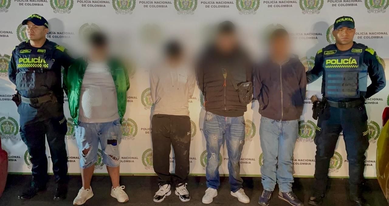 Las autoridades capturaron 4 personas que estarían vinculadas a una banda dedicada al hurto de vehículos en Bogotá.