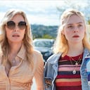La química entre estas dos experimentadas actrices (Fanning actúa desde niña, Michelle es un ícono) y sus personajes, ambas madres solteras, es la gasolina de la serie.