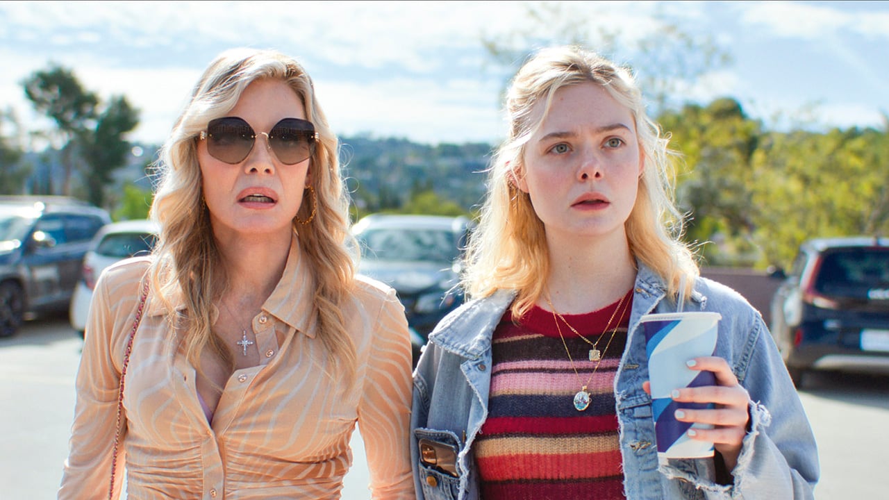 La química entre estas dos experimentadas actrices (Fanning actúa desde niña, Michelle es un ícono) y sus personajes, ambas madres solteras, es la gasolina de la serie.