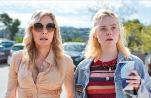 La química entre estas dos experimentadas actrices (Fanning actúa desde niña, Michelle es un ícono) y sus personajes, ambas madres solteras, es la gasolina de la serie.