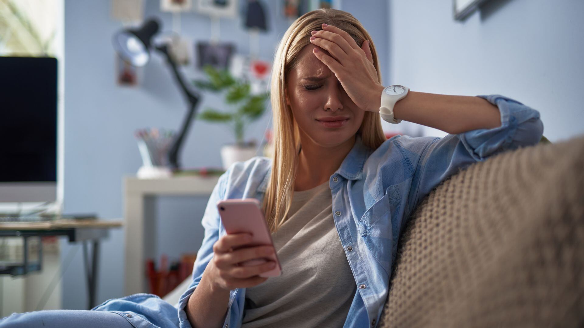 Una de las formas más comunes de estafa es a través de mensajes recibidos en el celular. 