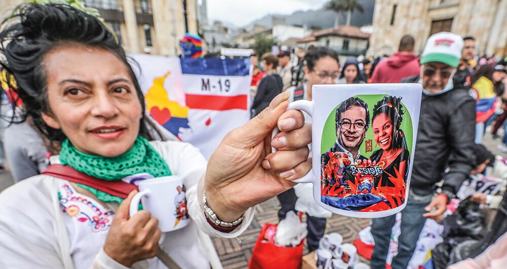 La posesión de Gustavo Petro fue la inspiración de muchos objetos que se vendían o se compartían en la plaza de Bolívar. Los vasos, las banderas y los figurines fueron los favoritos. 
