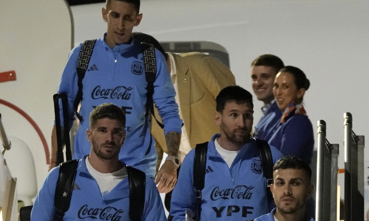Lionel Messi (segundo a la derecha), Angel Di María (arriba) y Rodrigo De Paul (izquierda) durante el arribo de la selección de Argentina al aeropuerto internacional de Hamad en Doha, Qatar, el jueves 17 de noviembre de 2022, previo al Mundial. (AP/Hassan Ammar)