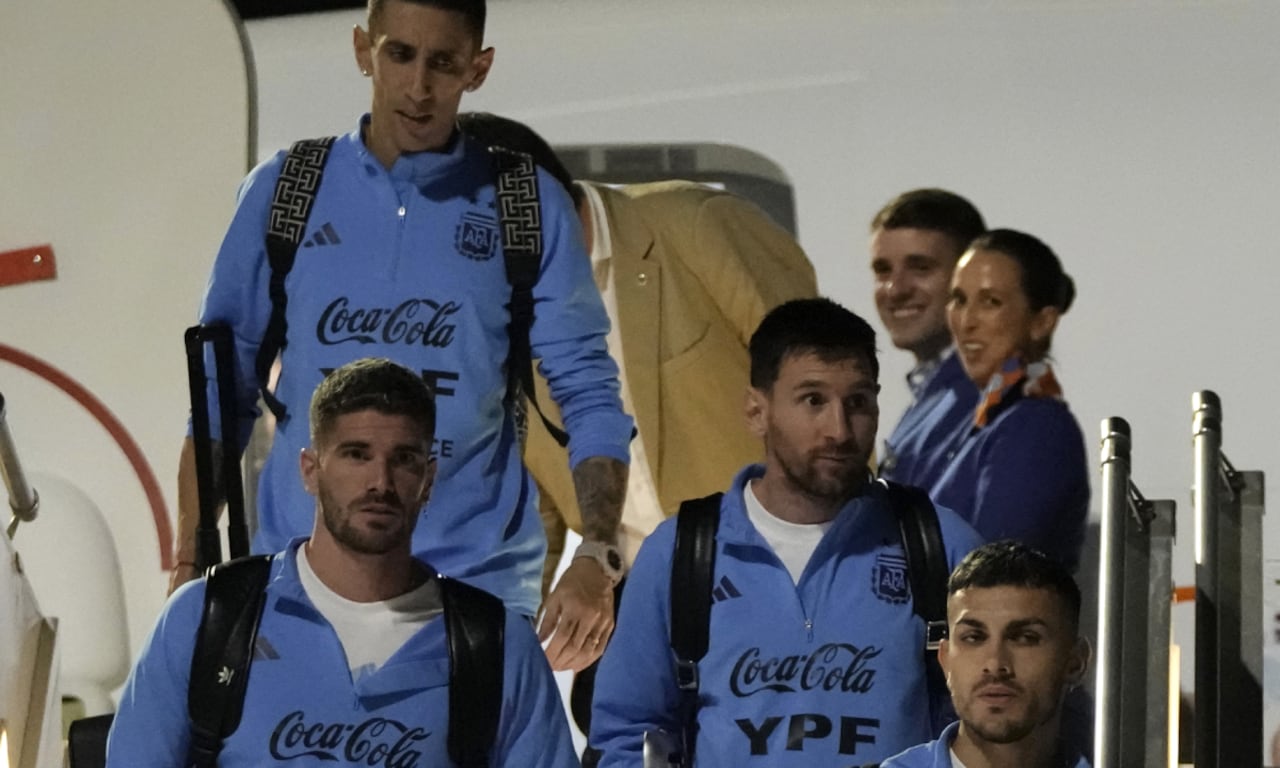Lionel Messi (segundo a la derecha), Angel Di María (arriba) y Rodrigo De Paul (izquierda) durante el arribo de la selección de Argentina al aeropuerto internacional de Hamad en Doha, Qatar, el jueves 17 de noviembre de 2022, previo al Mundial. (AP/Hassan Ammar)