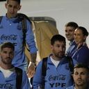 Lionel Messi (segundo a la derecha), Angel Di María (arriba) y Rodrigo De Paul (izquierda) durante el arribo de la selección de Argentina al aeropuerto internacional de Hamad en Doha, Qatar, el jueves 17 de noviembre de 2022, previo al Mundial. (AP Foto/Hassan Ammar)