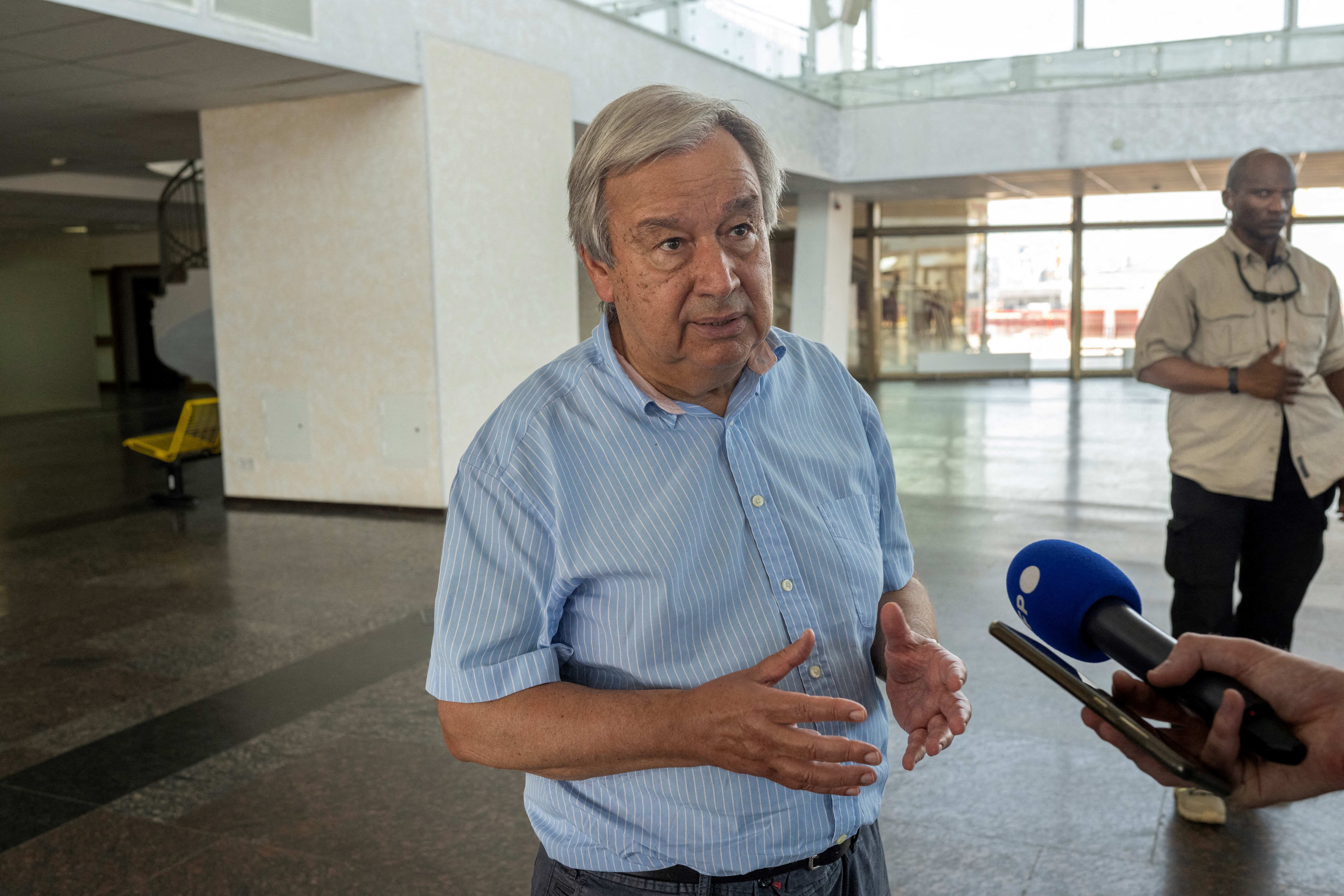 El secretario general de la ONU, Antonio Guterres (izquierda), responde a las preguntas de los periodistas después de su visita al puerto de Odessa el 19 de agosto de 2022, en medio de la invasión rusa de Ucrania. (Foto de BULENT KILIC / AFP)